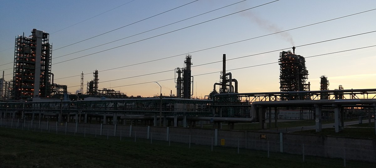 Русский: нефтеперерабатывающий завод, вечер